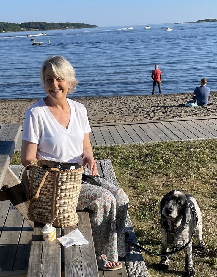 Kvinne med hund på stranden
